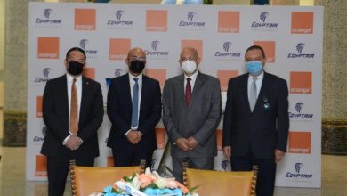 الطيار/ عمرو أبو العينين رئيس مجلس إدارة شركة مصر للطيران للخطوط الجوية والطيار/ رشدى زكريا رئيس الشركة القابضة لمصر للطيران والمهندس ياسر شاكر الرئيس التنفيذى والعضو المنتدب لشركة اورنج مصر و هشام مهران نائب الرئيس التنفيذى لقطاع الأعمال بشركة اورنج مصر