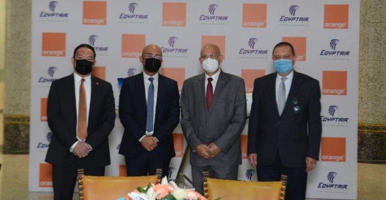 الطيار/ عمرو أبو العينين رئيس مجلس إدارة شركة مصر للطيران للخطوط الجوية والطيار/ رشدى زكريا رئيس الشركة القابضة لمصر للطيران والمهندس ياسر شاكر الرئيس التنفيذى والعضو المنتدب لشركة اورنج مصر و هشام مهران نائب الرئيس التنفيذى لقطاع الأعمال بشركة اورنج مصر